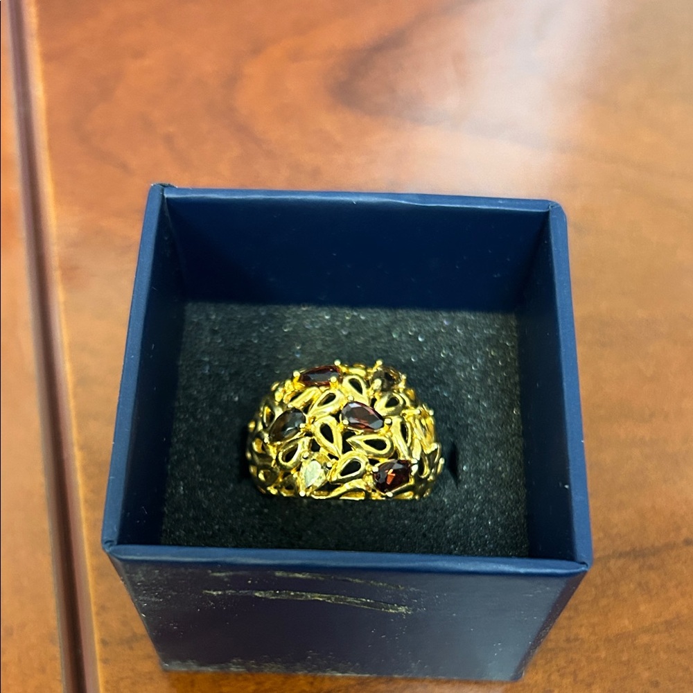 Elegant Gold and Red Gemstone Ring